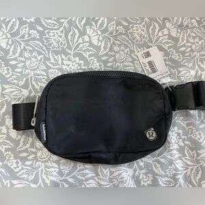 Lululemon Everywhere Belt Bag
